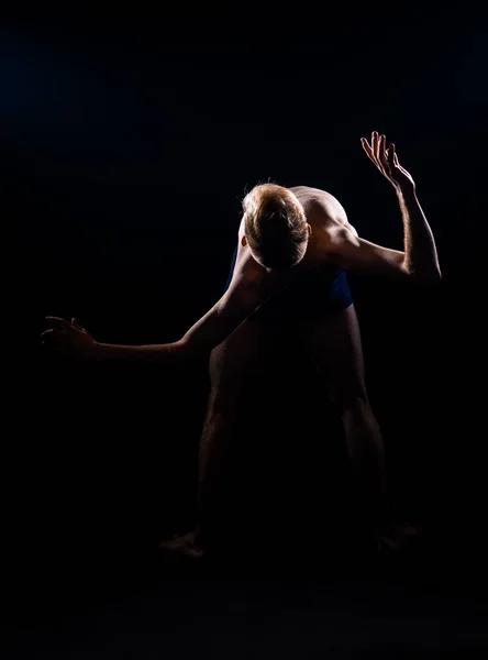 Стрункий Гнучкий Танцюрист Під Час Танцювальної Практики — стокове фото
