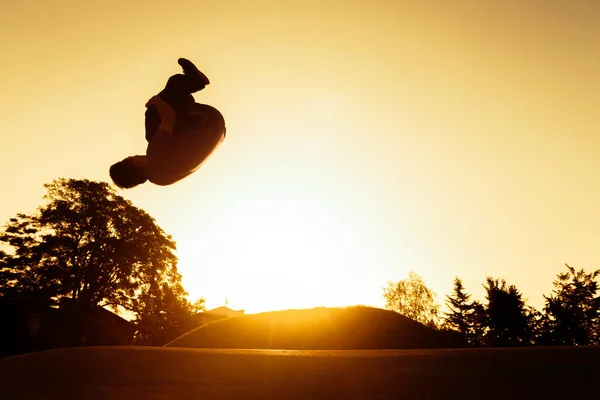 Midair Front Flip Performed Sports Person Skate Park — Stock Photo, Image