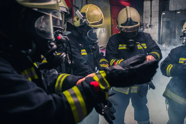 Bombeiros Uniforme Usando Luvas Máscaras Gás Dentro Dos Bombeiros — Fotografia de Stock