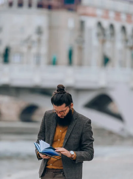 Bärtiger Mann Modischer Kleidung Liest Freien Ein Buch — Stockfoto