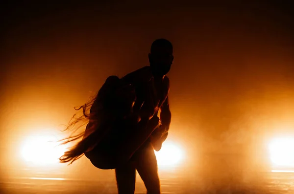 Dançarinos Balé Elegantes Exercitando Poses Durante Uma Aula Dança — Fotografia de Stock