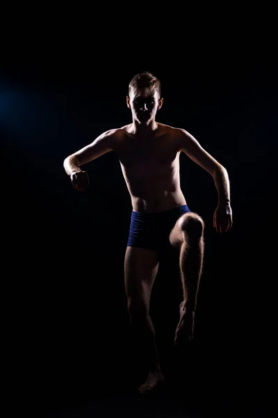 Aantrekkelijke Stijlvolle Man Die Moderne Dans Choreografie Beoefent Geïsoleerd Zwarte — Stockfoto