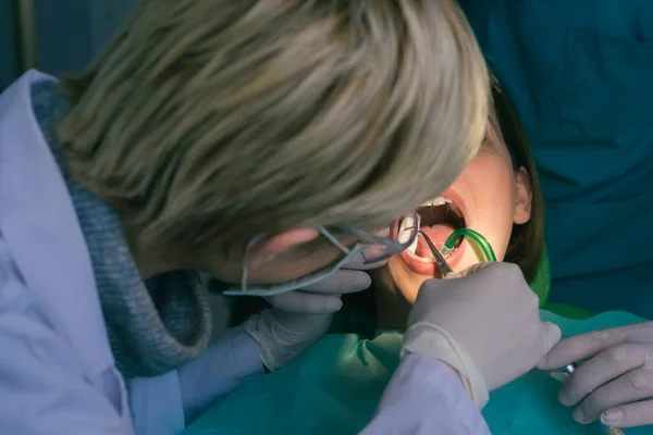 Детальний Огляд Зубів Пацієнта Кабінеті Стоматолога — стокове фото