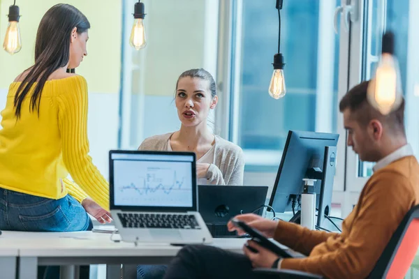 Grupo Compañeros Trabajo Profesionales Equipo Que Trabajan Escritorio Una Oficina — Foto de Stock