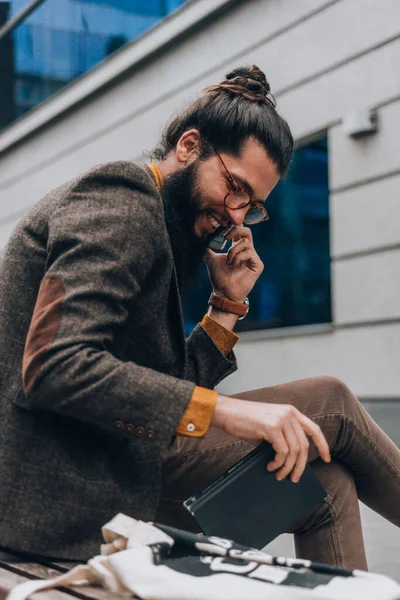 Modische Männer Stylischer Moderner Kleidung Telefonieren Stadtplatz — Stockfoto