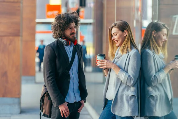 Studente Universitario Flirtare Con Sua Amica All Università Mentre Appoggiato — Foto Stock