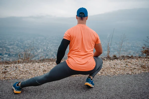 Fit Muskulöser Mann Fitnessklamotten Bereitet Sich Auf Einen Lauf Vor — Stockfoto