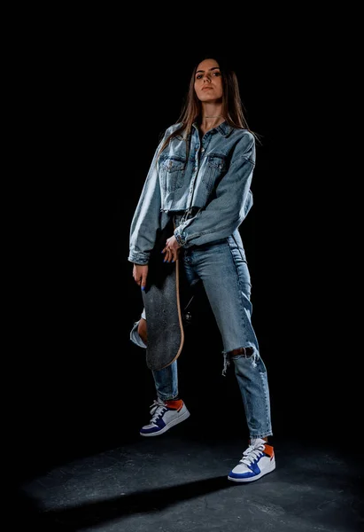 Портрет Красивой Женщины Модели Позирующей Модной Джинсовой Куртке Синих Джинсах — стоковое фото