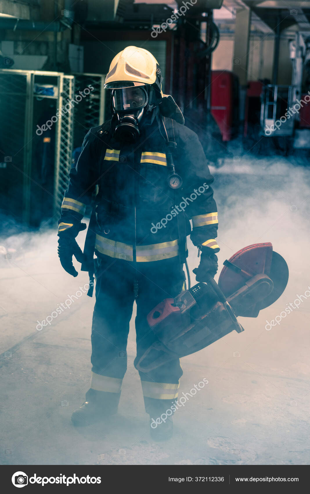 Retrato Bombeiro Vestindo Equipamento Proteção Completo Posando Com Uma  Motosserra — Foto © gorgev #372112336, image size:1068x1700