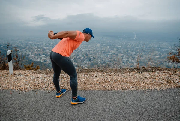 健康的中年男子穿着运动服准备跑步 — 图库照片