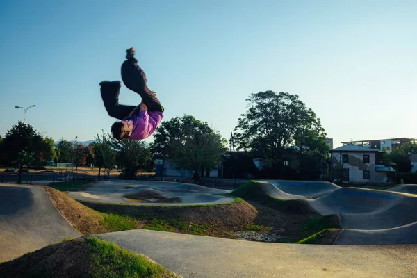 Persona Atlética Durante Salto Lateral Mueve Aire Parque Infantil Skate — Foto de Stock