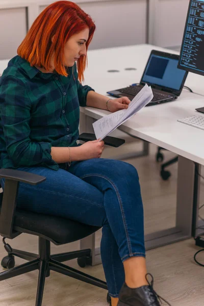 Pelirroja Nerd Oficina Realizando Tarea Rutina Diaria —  Fotos de Stock