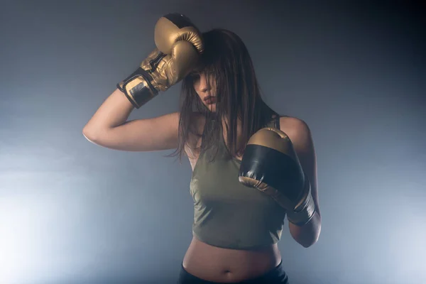 Retrato Ahumado Una Atractiva Chica Forma Usando Guantes Boxeo Posando —  Fotos de Stock