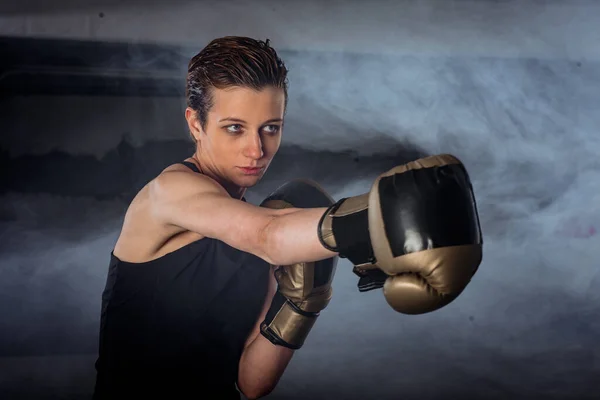 Imagen Cerca Una Boxeadora Practicando Puñetazos Con Guantes Boxeo —  Fotos de Stock