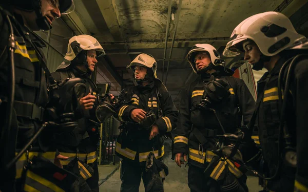 Группа Пожарных Форме Внутри Пожарной Станции Готовится Безопасному Спасению — стоковое фото