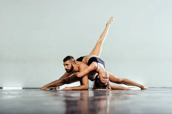 Slim Giovane Coppia Calzamaglia Pratica Stile Moderno Balletto Pose — Foto Stock