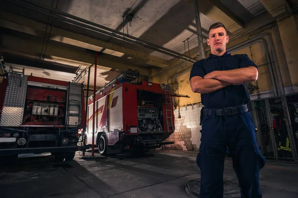 Retrato Joven Bombero Confiado Parado Dentro Del Departamento Bomberos —  Fotos de Stock