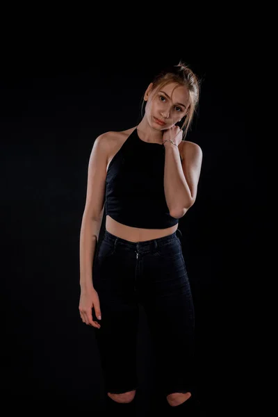 一个穿着现代风格牛仔裤的年轻女子的身体照片 — 图库照片