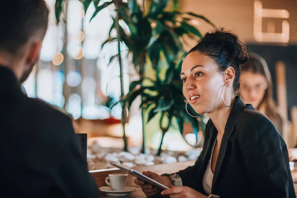 Groep Collega Een Coffeeshop Tijdens Een Zakelijke Bijeenkomst — Stockfoto