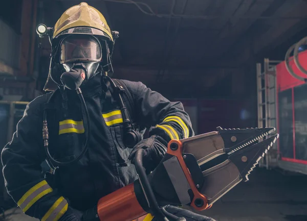 Portrait Pompier Courageux Confiant Portant Équipement Protection Complet Des Branchements — Photo