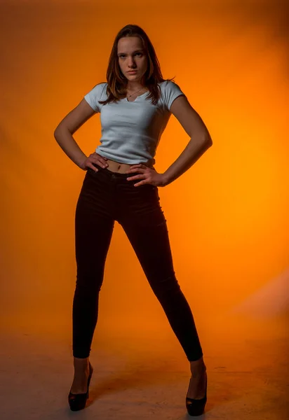 Porträt Eines Attraktiven Trendigen Mädchens Schwarzen Jeans Und Weißem Top — Stockfoto