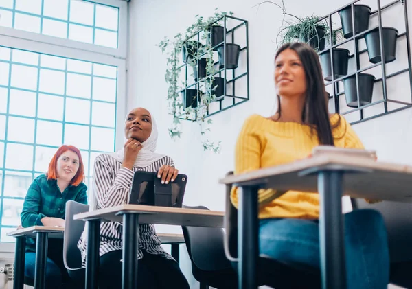 Jovens Empresários Conversando Uns Com Outros Sobre Novos Projetos — Fotografia de Stock