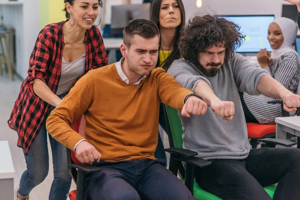 Budování Týmu Kancelářská Fun Four Mladí Veselí Podnikatelé Chytré Ležérní — Stock fotografie