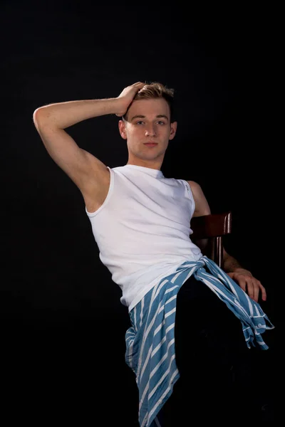 Porträt Eines Attraktiven Jungen Mannes Der Modernen Kleidern Posiert — Stockfoto