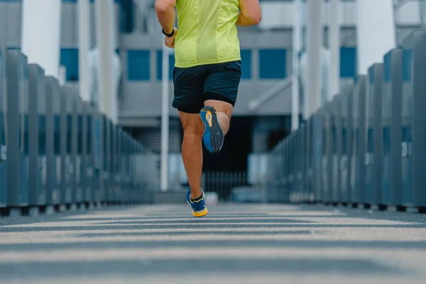 Fitter Muskulöser Mann Fitnesskleidung Läuft Über Eine Brücke — Stockfoto