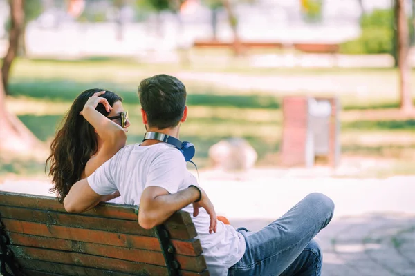 Migliori Amici Godendo Tempo Insieme All Aperto Sulla Panchina Concetto — Foto Stock