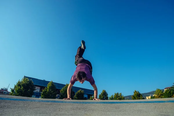 Ung Sportig Person Gör Parkour Och Atletiska Stunts — Stockfoto