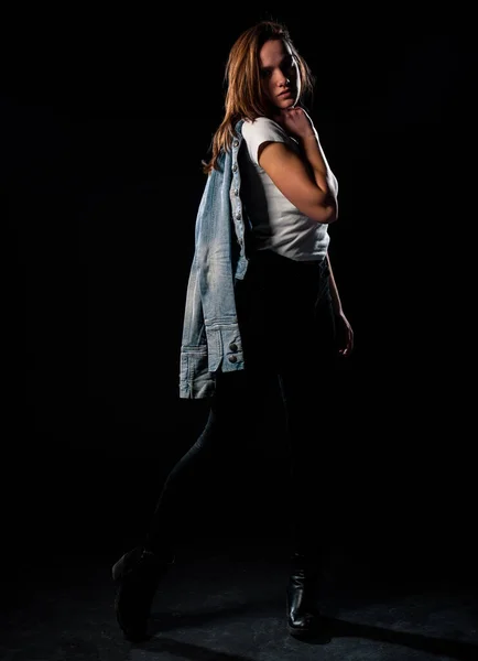 Estúdio Retrato Moda Uma Menina Moderna Vestindo Jaqueta Ganga Elegante — Fotografia de Stock