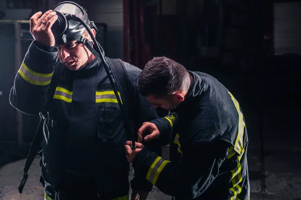 Bomberos Con Uniforme Protector Usando Máscara Oxígeno —  Fotos de Stock