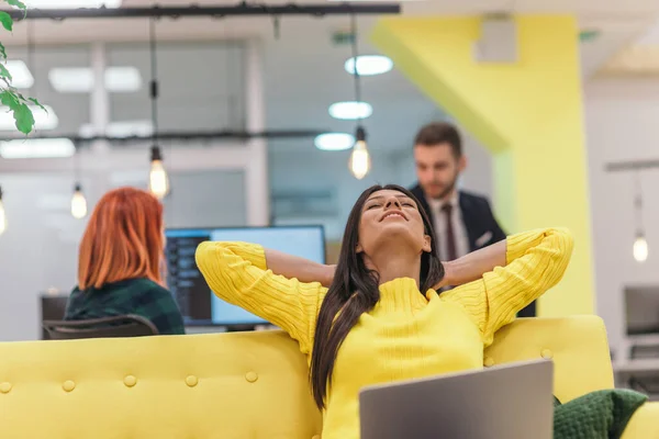 Mujer Negocios Guapo Empleado Sentado Sofá Amarillo Mientras Trabajaba Computadora —  Fotos de Stock