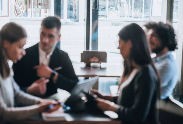 Giovani Uomini Donne Vestiti Abiti Eleganti Godendo Loro Caffè Bar — Foto Stock