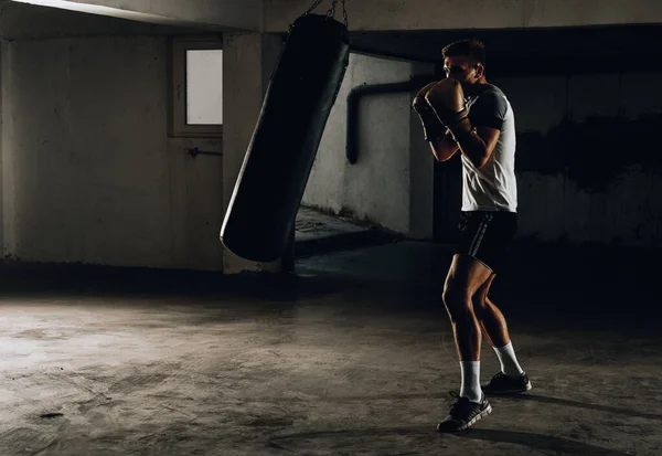 Bonito Homem Musculoso Luvas Boxe Está Praticando Com Saco Perfuração — Fotografia de Stock