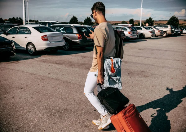 Man Carries Luggage Trolley While Taking His Plane — Stockfoto
