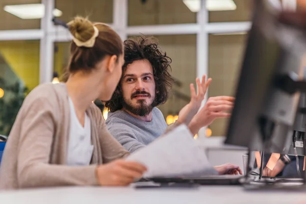 Zwei Kollegen Arbeiten Modernen Startup Büros Einem Projekt Kerl Mit — Stockfoto