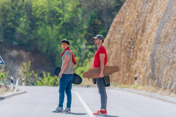 Yokuş Yukarı Tırmanırken Downhill Slayt Için Hazırlanıyor Iki Erkek Longboarders — Stok fotoğraf