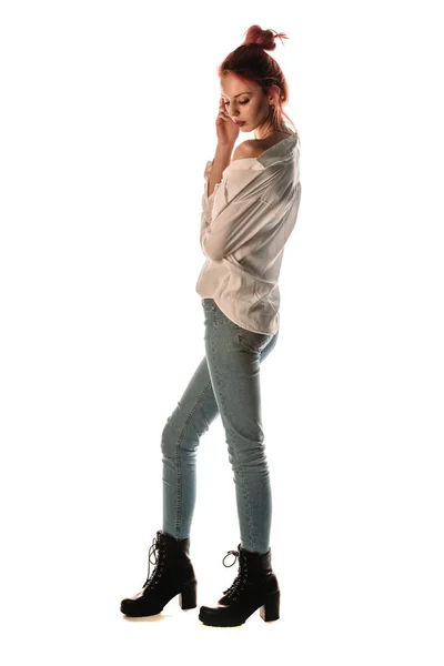 現代的なスタイルのパンツとクロップドシャツを身に着けている流行の若い女性のスタジオボディショット — ストック写真