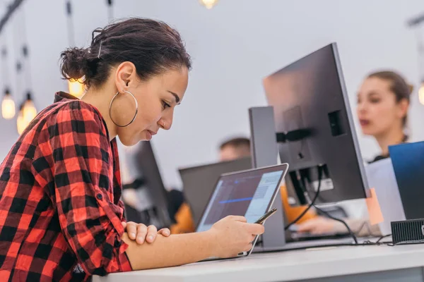 Una Foto Lateral Cerca Una Hermosa Chica Mirando Teléfono Inteligente —  Fotos de Stock