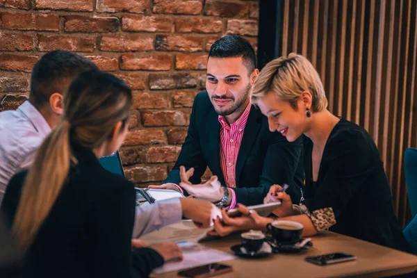 Diverse Kollegen Tauschen Sich Über Das Projekt Aus Und Analysieren — Stockfoto