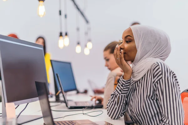 Überraschte Afrikanische Muslimin Arbeitet Hellem Coworking Space Auf Mehreren Computern — Stockfoto