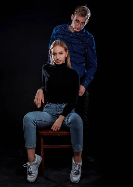 Sensuele Elegante Liefdevolle Paar Dragen Van Moderne Stijl Kleding — Stockfoto