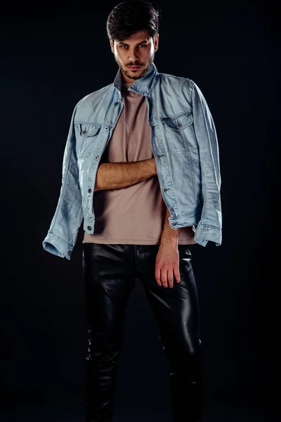 Mode Porträtt Den Unga Vackra Mannen Poserar Blå Jacka — Stockfoto