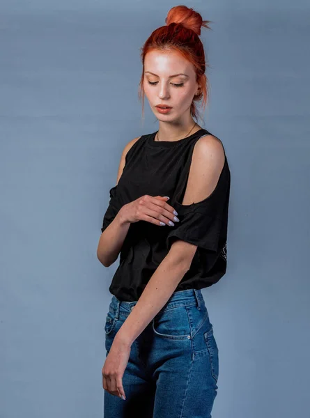 Corpo Tiro Uma Menina Moderna Legal Vestindo Jeans Azuis Top — Fotografia de Stock