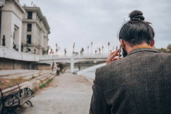 Hombre Barbudo Vestido Con Ropa Moda Haciendo Una Llamada Telefónica —  Fotos de Stock