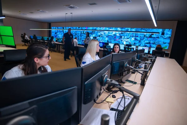 Guardas Segurança Sexo Feminino Trabalhando Computadores Enquanto Sentado Sala Controle — Fotografia de Stock