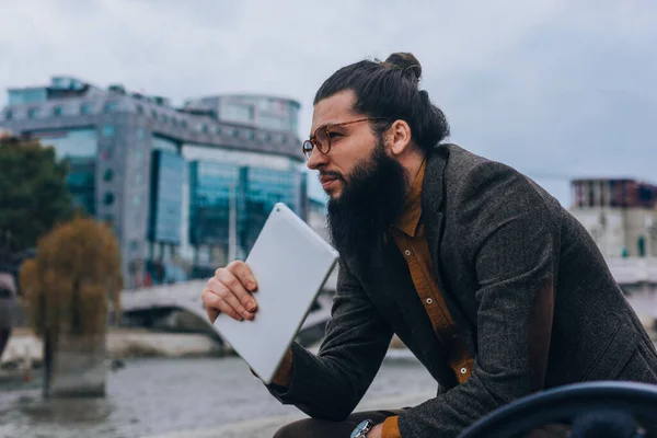 Stilig Man Med Långt Skägg Som Sitter Bänk Nära Flod — Stockfoto