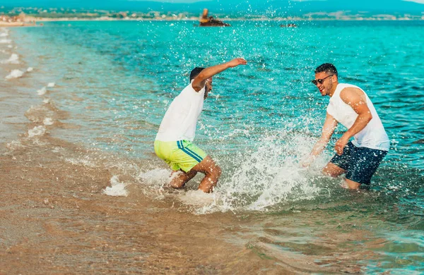 Очаровательная Группа Молодых Друзей Веселиться Праздновать Время Прыжков Бега Пляжу — стоковое фото